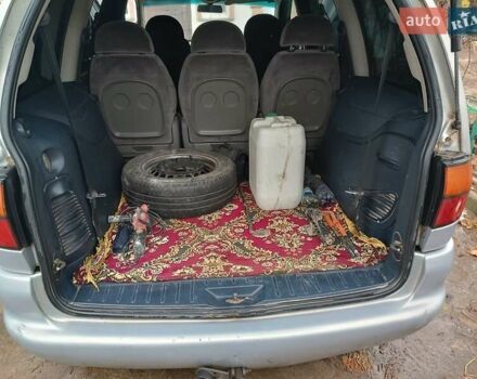 Серый Фольксваген Шаран, объемом двигателя 2 л и пробегом 350 тыс. км за 3500 $, фото 3 на Automoto.ua