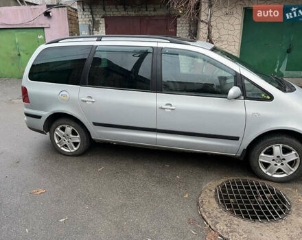 Серый Фольксваген Шаран, объемом двигателя 1.8 л и пробегом 402 тыс. км за 2499 $, фото 3 на Automoto.ua