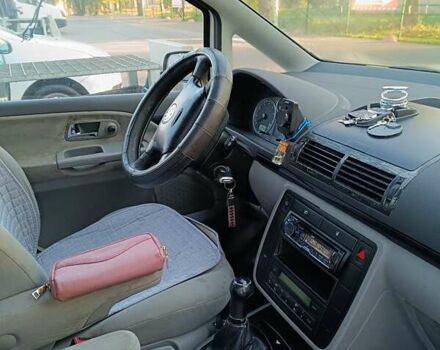 Серый Фольксваген Шаран, объемом двигателя 1.78 л и пробегом 300 тыс. км за 4500 $, фото 5 на Automoto.ua