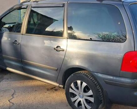 Сірий Фольксваген Шаран, об'ємом двигуна 2 л та пробігом 300 тис. км за 6100 $, фото 4 на Automoto.ua