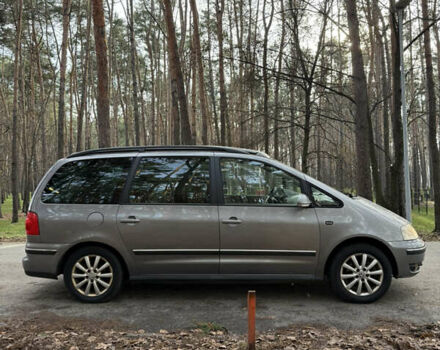 Серый Фольксваген Шаран, объемом двигателя 1.9 л и пробегом 300 тыс. км за 4450 $, фото 1 на Automoto.ua