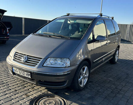 Серый Фольксваген Шаран, объемом двигателя 2 л и пробегом 324 тыс. км за 4500 $, фото 1 на Automoto.ua