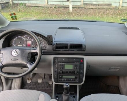 Серый Фольксваген Шаран, объемом двигателя 2 л и пробегом 296 тыс. км за 8000 $, фото 2 на Automoto.ua