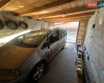 Серый Фольксваген Шаран, объемом двигателя 2 л и пробегом 305 тыс. км за 4000 $, фото 4 на Automoto.ua