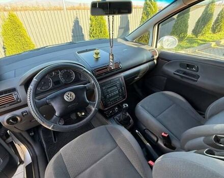 Серый Фольксваген Шаран, объемом двигателя 2 л и пробегом 318 тыс. км за 7500 $, фото 10 на Automoto.ua