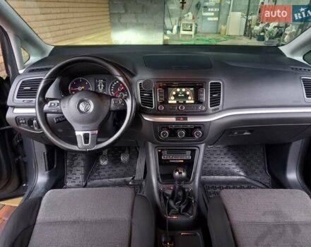 Сірий Фольксваген Шаран, об'ємом двигуна 2 л та пробігом 325 тис. км за 10700 $, фото 5 на Automoto.ua