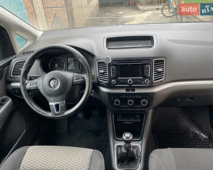 Сірий Фольксваген Шаран, об'ємом двигуна 2 л та пробігом 292 тис. км за 10500 $, фото 6 на Automoto.ua