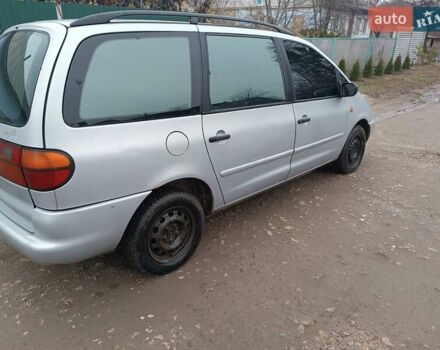 Серый Фольксваген Шаран, объемом двигателя 2 л и пробегом 350 тыс. км за 3500 $, фото 1 на Automoto.ua