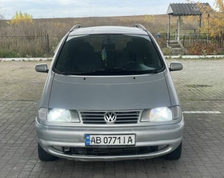 Серый Фольксваген Шаран, объемом двигателя 1.8 л и пробегом 330 тыс. км за 2600 $, фото 1 на Automoto.ua