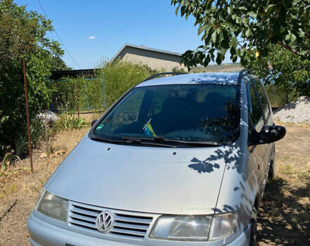 Серый Фольксваген Шаран, объемом двигателя 1.78 л и пробегом 300 тыс. км за 3000 $, фото 1 на Automoto.ua