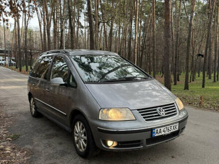 Серый Фольксваген Шаран, объемом двигателя 1.9 л и пробегом 300 тыс. км за 4450 $, фото 1 на Automoto.ua