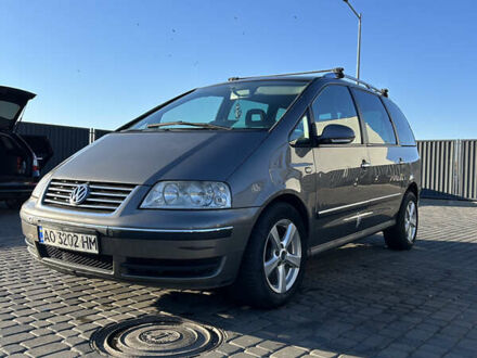 Серый Фольксваген Шаран, объемом двигателя 2 л и пробегом 324 тыс. км за 4500 $, фото 1 на Automoto.ua