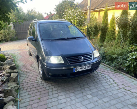 Серый Фольксваген Шаран, объемом двигателя 1.97 л и пробегом 315 тыс. км за 7200 $, фото 1 на Automoto.ua