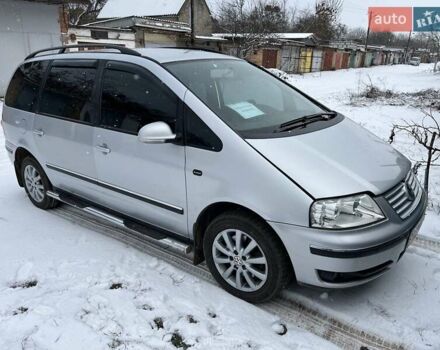 Серый Фольксваген Шаран, объемом двигателя 1.8 л и пробегом 163 тыс. км за 7300 $, фото 1 на Automoto.ua