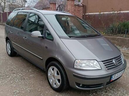 Сірий Фольксваген Шаран, об'ємом двигуна 2 л та пробігом 350 тис. км за 5300 $, фото 1 на Automoto.ua