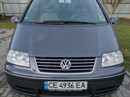 Серый Фольксваген Шаран, объемом двигателя 2 л и пробегом 296 тыс. км за 8000 $, фото 1 на Automoto.ua