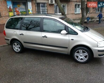 Серый Фольксваген Шаран, объемом двигателя 2 л и пробегом 450 тыс. км за 8700 $, фото 1 на Automoto.ua