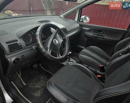 Серый Фольксваген Шаран, объемом двигателя 1.9 л и пробегом 300 тыс. км за 7500 $, фото 1 на Automoto.ua