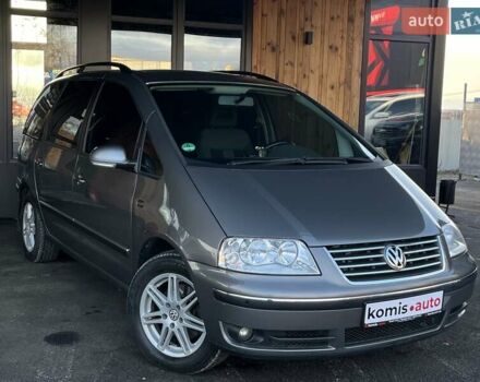 Серый Фольксваген Шаран, объемом двигателя 2 л и пробегом 271 тыс. км за 9599 $, фото 1 на Automoto.ua