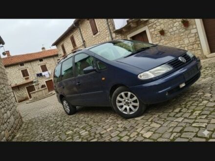 Синий Фольксваген Шаран, объемом двигателя 2 л и пробегом 420 тыс. км за 2850 $, фото 1 на Automoto.ua