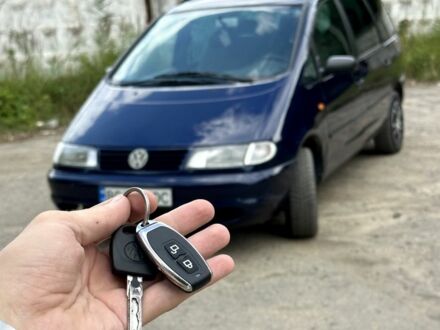 Синий Фольксваген Шаран, объемом двигателя 1.9 л и пробегом 2 тыс. км за 3800 $, фото 1 на Automoto.ua