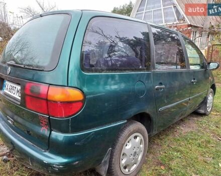 Зеленый Фольксваген Шаран, объемом двигателя 2 л и пробегом 300 тыс. км за 1700 $, фото 1 на Automoto.ua
