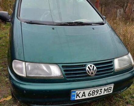 Зеленый Фольксваген Шаран, объемом двигателя 2 л и пробегом 300 тыс. км за 1700 $, фото 2 на Automoto.ua