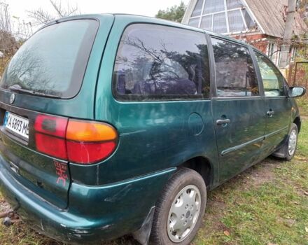 Зеленый Фольксваген Шаран, объемом двигателя 2 л и пробегом 300 тыс. км за 1700 $, фото 2 на Automoto.ua