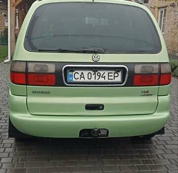 Зеленый Фольксваген Шаран, объемом двигателя 1.9 л и пробегом 362 тыс. км за 3778 $, фото 1 на Automoto.ua