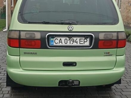 Зеленый Фольксваген Шаран, объемом двигателя 1.9 л и пробегом 362 тыс. км за 4253 $, фото 1 на Automoto.ua