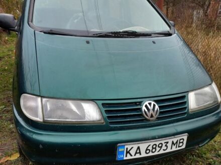 Зеленый Фольксваген Шаран, объемом двигателя 2 л и пробегом 300 тыс. км за 1700 $, фото 1 на Automoto.ua