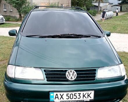 Зеленый Фольксваген Шаран, объемом двигателя 2 л и пробегом 313 тыс. км за 4000 $, фото 1 на Automoto.ua