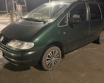 Зеленый Фольксваген Шаран, объемом двигателя 1.8 л и пробегом 294 тыс. км за 3800 $, фото 1 на Automoto.ua