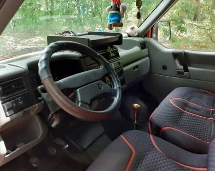 Помаранчевий Фольксваген T4 (Transporter) пасс., об'ємом двигуна 2.4 л та пробігом 370 тис. км за 3300 $, фото 3 на Automoto.ua