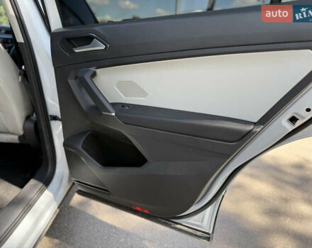 Белый Фольксваген Tiguan Allspace, объемом двигателя 2 л и пробегом 83 тыс. км за 21300 $, фото 11 на Automoto.ua