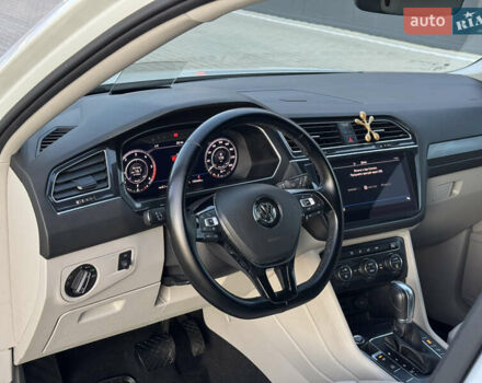 Белый Фольксваген Tiguan Allspace, объемом двигателя 2 л и пробегом 192 тыс. км за 26499 $, фото 76 на Automoto.ua