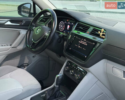 Белый Фольксваген Tiguan Allspace, объемом двигателя 2 л и пробегом 193 тыс. км за 26499 $, фото 48 на Automoto.ua