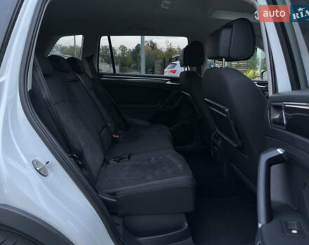 Белый Фольксваген Tiguan Allspace, объемом двигателя 2 л и пробегом 184 тыс. км за 31499 $, фото 84 на Automoto.ua