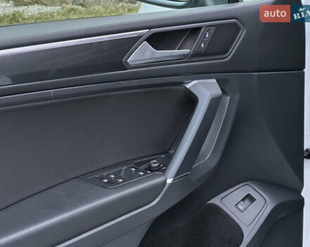Белый Фольксваген Tiguan Allspace, объемом двигателя 2 л и пробегом 184 тыс. км за 31499 $, фото 54 на Automoto.ua