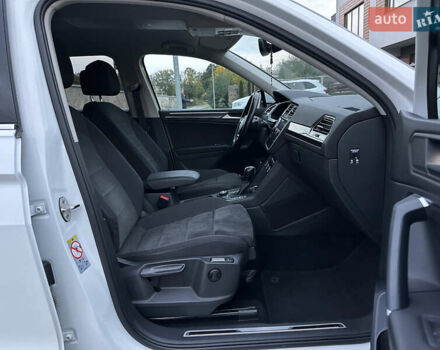 Белый Фольксваген Tiguan Allspace, объемом двигателя 2 л и пробегом 184 тыс. км за 31499 $, фото 89 на Automoto.ua