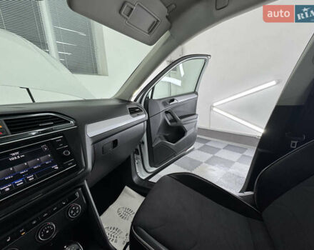 Белый Фольксваген Tiguan Allspace, объемом двигателя 2 л и пробегом 86 тыс. км за 24999 $, фото 39 на Automoto.ua