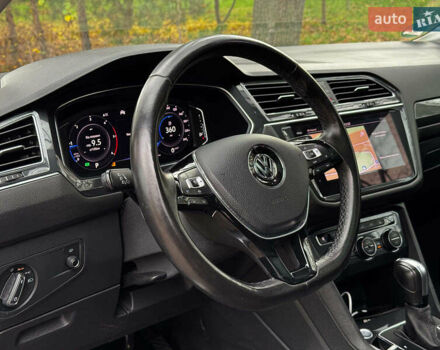 Черный Фольксваген Tiguan Allspace, объемом двигателя 2 л и пробегом 180 тыс. км за 30540 $, фото 32 на Automoto.ua