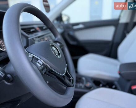 Черный Фольксваген Tiguan Allspace, объемом двигателя 2 л и пробегом 60 тыс. км за 19900 $, фото 24 на Automoto.ua