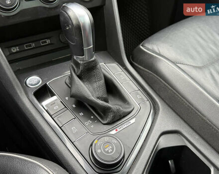 Червоний Фольксваген Tiguan Allspace, об'ємом двигуна 1.98 л та пробігом 136 тис. км за 17999 $, фото 59 на Automoto.ua