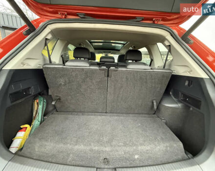 Червоний Фольксваген Tiguan Allspace, об'ємом двигуна 1.98 л та пробігом 136 тис. км за 17999 $, фото 44 на Automoto.ua