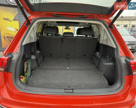 Червоний Фольксваген Tiguan Allspace, об'ємом двигуна 1.98 л та пробігом 136 тис. км за 17999 $, фото 42 на Automoto.ua