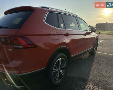 Красный Фольксваген Tiguan Allspace, объемом двигателя 2 л и пробегом 134 тыс. км за 17400 $, фото 2 на Automoto.ua