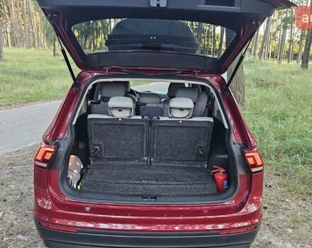 Червоний Фольксваген Tiguan Allspace, об'ємом двигуна 1.98 л та пробігом 139 тис. км за 19100 $, фото 9 на Automoto.ua