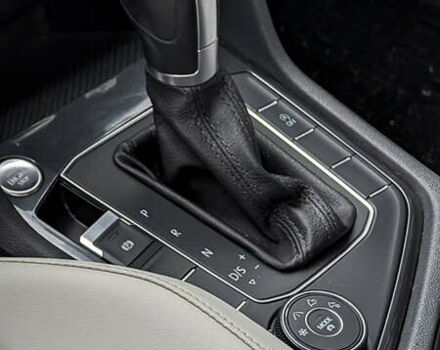 Червоний Фольксваген Tiguan Allspace, об'ємом двигуна 2 л та пробігом 198 тис. км за 16499 $, фото 14 на Automoto.ua