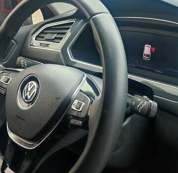 Красный Фольксваген Tiguan Allspace, объемом двигателя 1.98 л и пробегом 128 тыс. км за 23500 $, фото 42 на Automoto.ua
